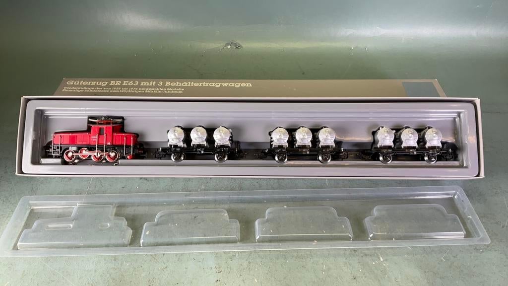 MARKLIN ho Goederewagenset 2874 met E loc BR E63 nieuwstaat., Wisselstroom, Locomotief, Ophalen of Verzenden, Zo goed als nieuw