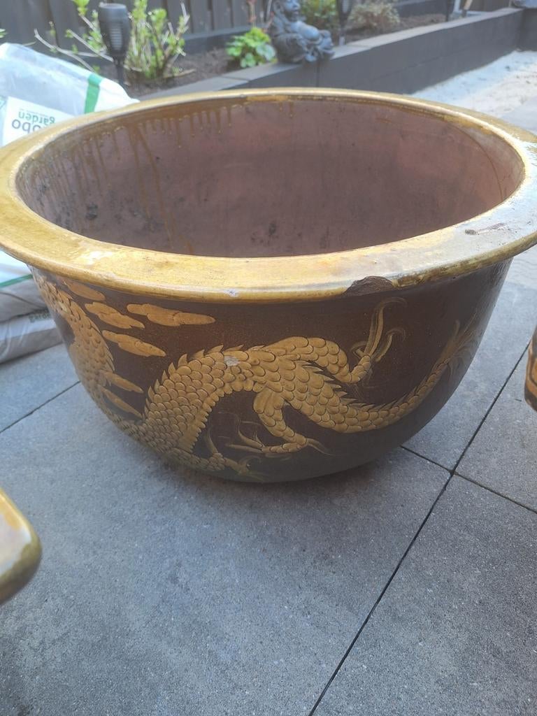 Antieke Chinese of Japanse keramieken pot met draak, Ophalen