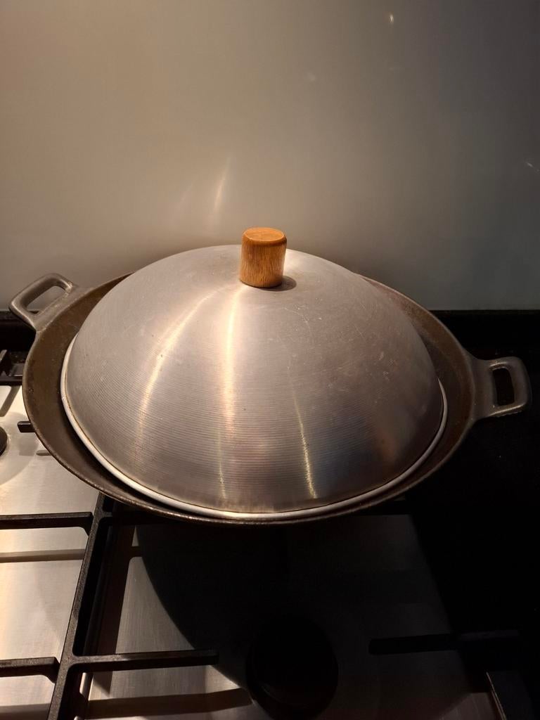 Mooie, grote wokpan, nog heel netjes!, Huis en Inrichting, Keuken | Potten en Pannen, Ophalen, Zo goed als nieuw, Gietijzer, Wok