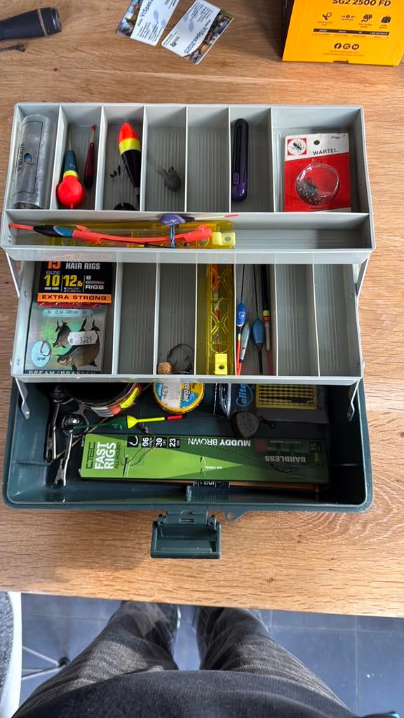 Viskoffer met spullen erbij voor witvis(dobbers haakjes enz), Ophalen, Zo goed als nieuw, Koffer of Tas