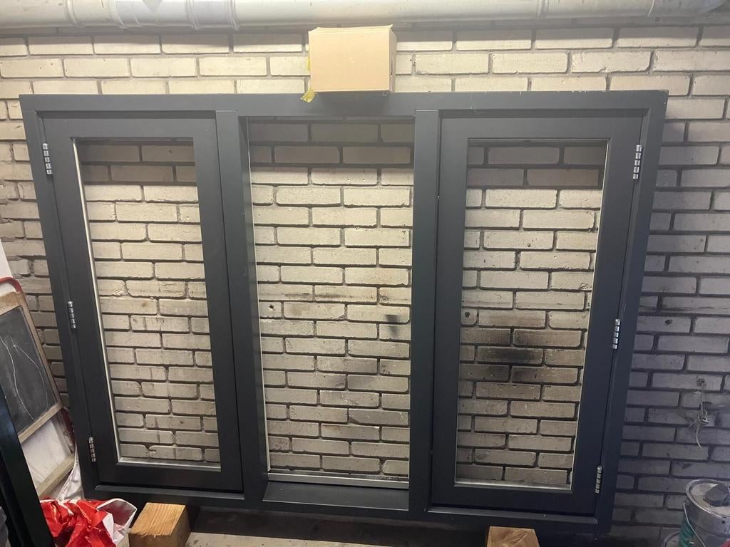 Nieuw hardhouten kozijn met HR++ glas en beslag, Ophalen