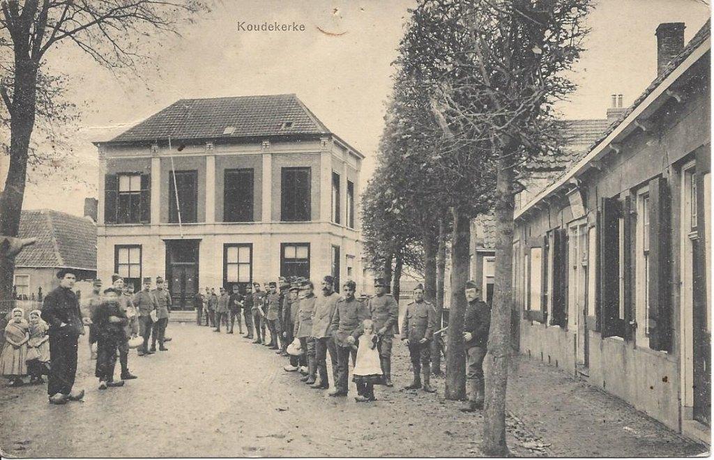 Koudekerke (Zld.) Dorpsgezicht, Militairen, Uniform, gelopen, Verzamelen, Ansichtkaarten | Nederland, Ophalen of Verzenden, Voor 1920