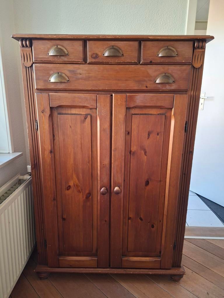 Houten meidenkast met komgrepen, Ophalen