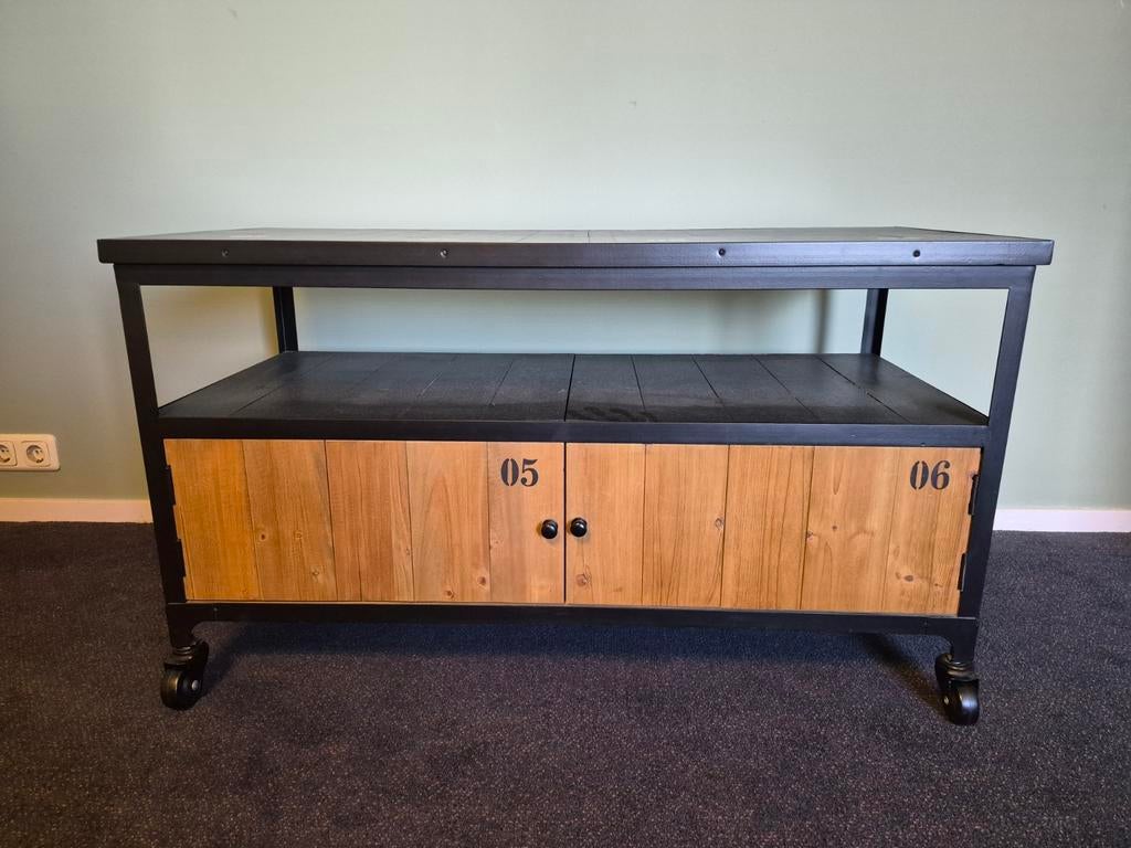 TV meubel met houten deurtjes en wielen, Gebruikt, 100 tot 150 cm, Minder dan 100 cm, Industrieel