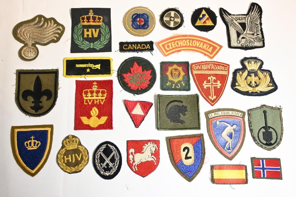 lot emblemen italië spanje zweden engeland canada luxemburg, Ophalen of Verzenden, Landmacht, Overige gebieden, Embleem of Badge
