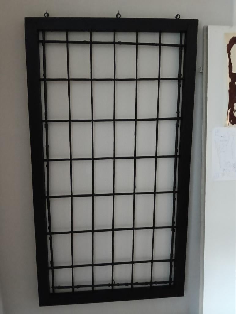 Groot gietijzeren wandrek met houten omlijsting, Ophalen, Canadezenlaan 4 Dokkum, La Rentree, Sierhekwerk