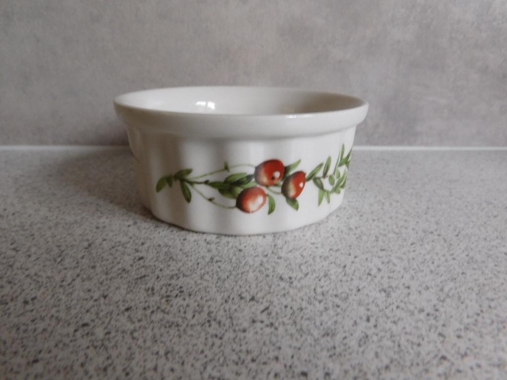 Ramekin 10 cm. Vosbes Bosvruchten Wedgwood Majolein Bastin, Huis en Inrichting, Keuken | Servies, Overige typen, Ophalen of Verzenden