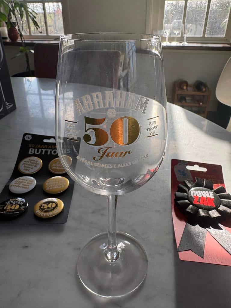 Abraham 50 jaar feestset - Wijnglas, buttons, rozet, Ophalen of Verzenden, Zo goed als nieuw, Feestartikel, Abraham of Sarah