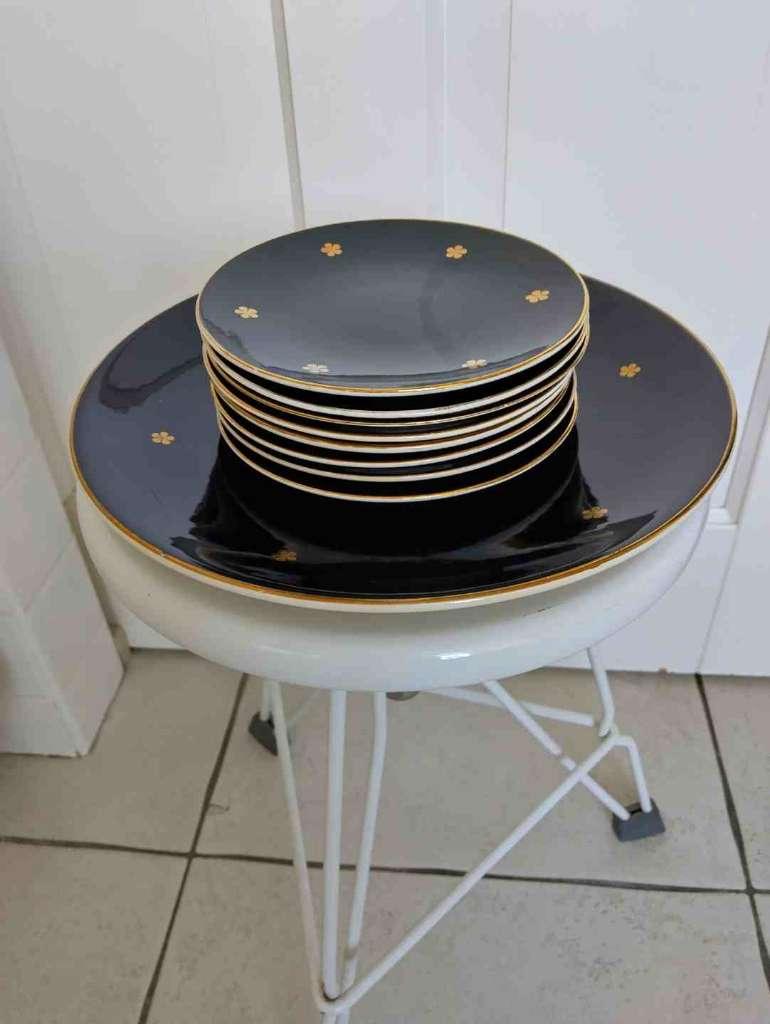 Vintage plateel gebakset zwart /goud. Schaal met 8 bordjes, Ophalen of Verzenden