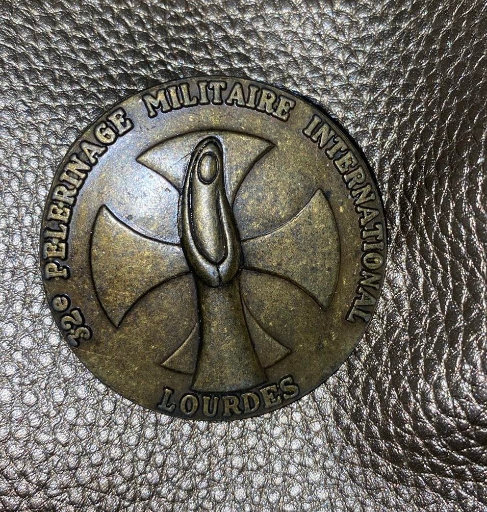 32e Pelerinage Militaire International Lourdes broche 1990, Verzenden, Zo goed als nieuw