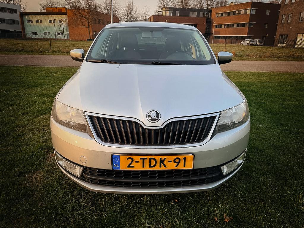 Skoda Rapid 1.2 TSI  3e Eigenaar NL Auto N.A.P, Auto's, Skoda, Voorwielaandrijving, Euro 5, Stof, Zwart