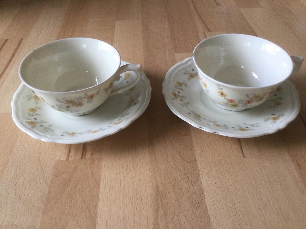 Kop en schotel 2 x Kahla geel oranje bloemetjes, Ophalen of Verzenden