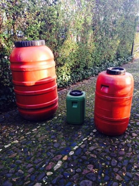 regenton 220 liter 58 cm br 104 cm hoog  links op foto € 22, Kunststof, Gebruikt, Met kraantje, 150 liter of meer