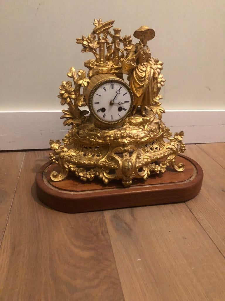 Antieke vergulde pendule met figuur, Antiek en Kunst, Antiek | Klokken, Ophalen of Verzenden