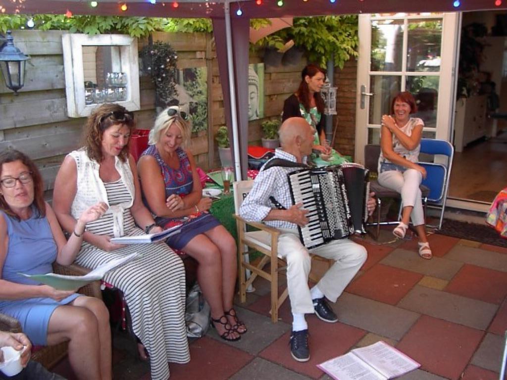 Accordeonist Zanger Entertainer, Diensten en Vakmensen, Solo-artiest