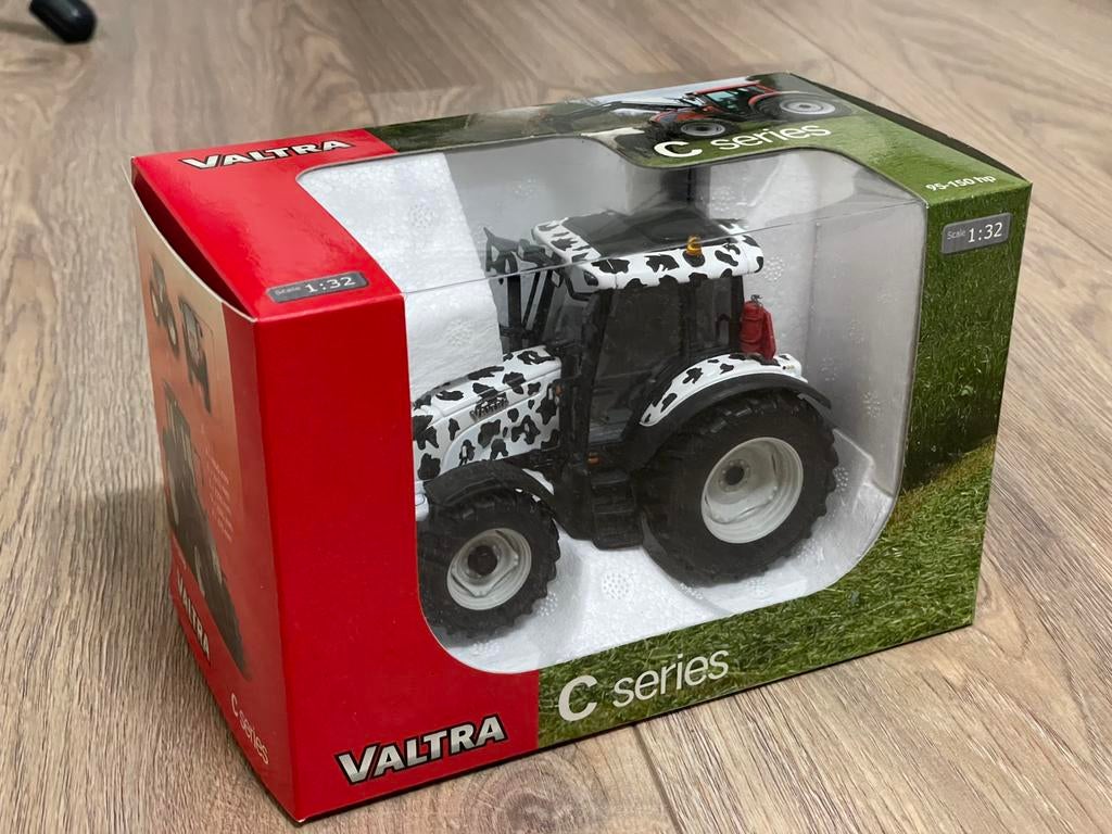 UH Valtra C120 cow version koevlek tractor trekker, Hobby en Vrije tijd, Modelauto's | 1:32, Zo goed als nieuw, Tractor of Landbouw
