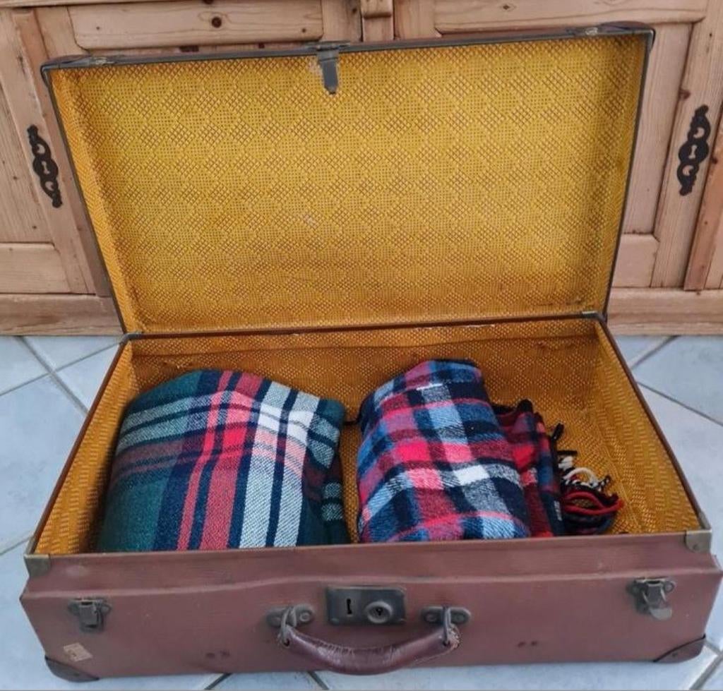 Oude koffer inclusief 2 vintage dekens, Ophalen