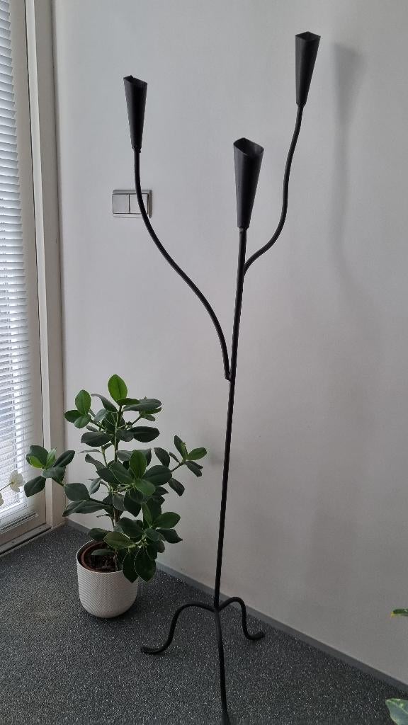 zwarte ijzeren staande kandelaar met drie kaarsenhouders, Huis en Inrichting, Woonaccessoires | Kandelaars en Kaarsen, Ophalen