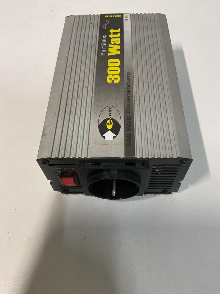 12 volt omvormer voor 220 volt stroomin de auto boot camper, Ophalen, Gebruikt