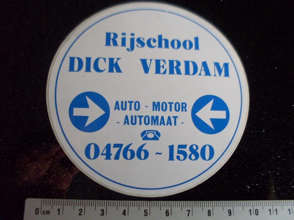 sticker rijschool Dick Verdam autorijschool autorijlessen, Verzamelen, Ophalen of Verzenden, Zo goed als nieuw, Bedrijf of Vereniging