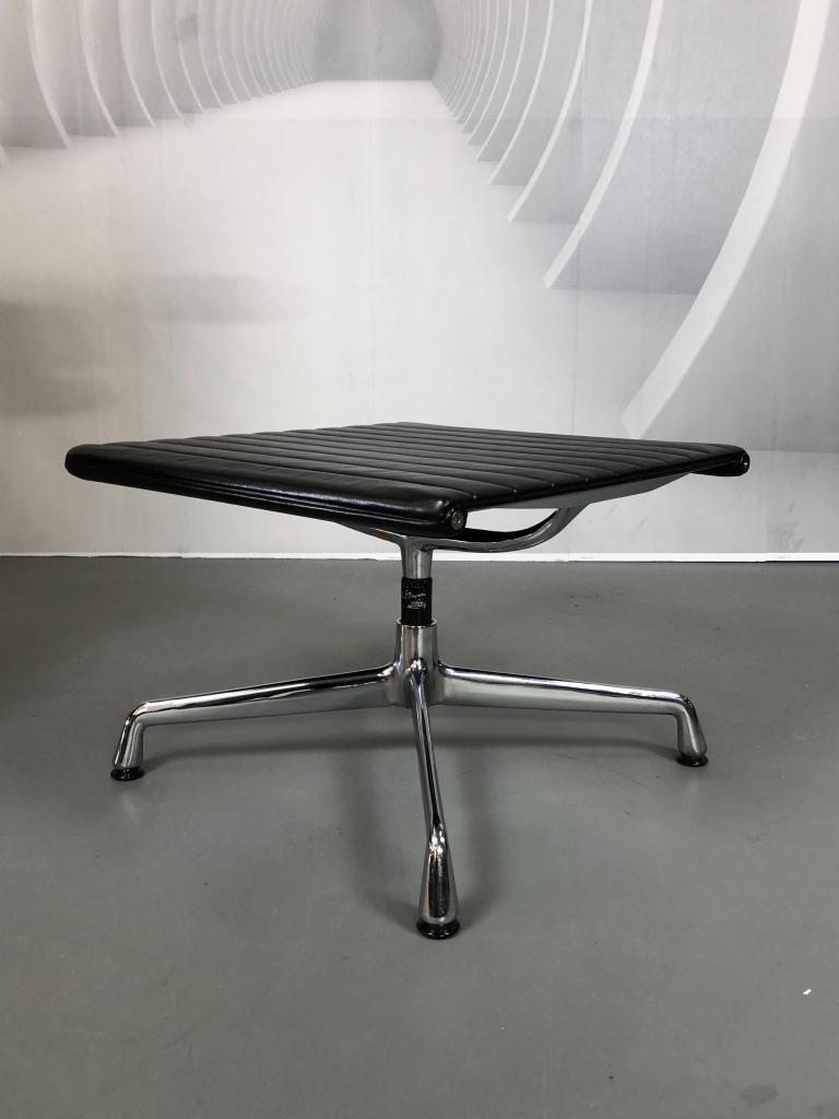 1x Vitra Eames EA 125 Voetenbank Zwart Leer - Chroom, Niet ingevuld, Ophalen of Verzenden, Zo goed als nieuw, Leer