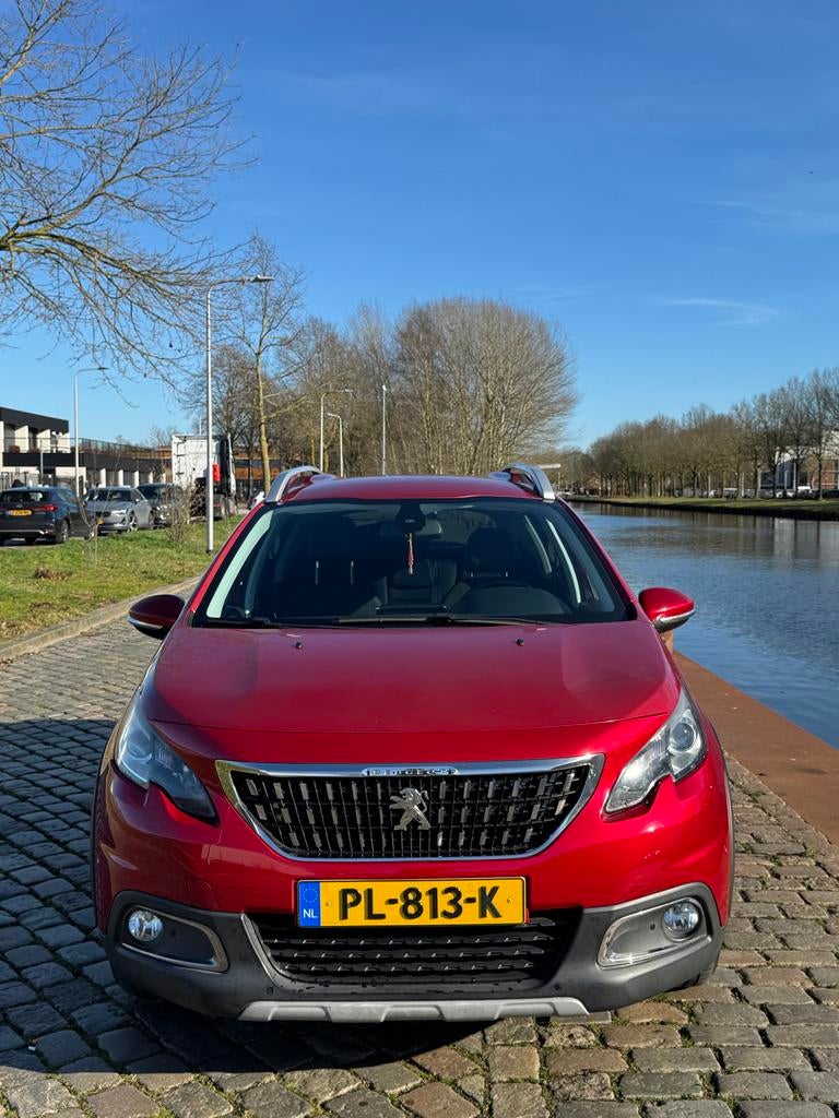 Peugeot 2008 1.2 Puretech 130pk 2016 Rood, Auto's, 1250 kg, 1199 cc, 610 kg, 49 €/maand