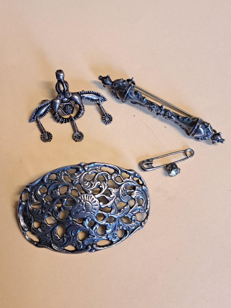 4 antieke zilveren broches, Sieraden, Tassen en Uiterlijk, Broches, 4 tot 7 cm, Onbekend, Ophalen of Verzenden, Zo goed als nieuw
