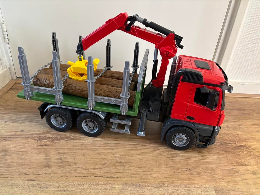 Bruder houtvrachtwagen met kraanarm, Ophalen of Verzenden, Zo goed als nieuw