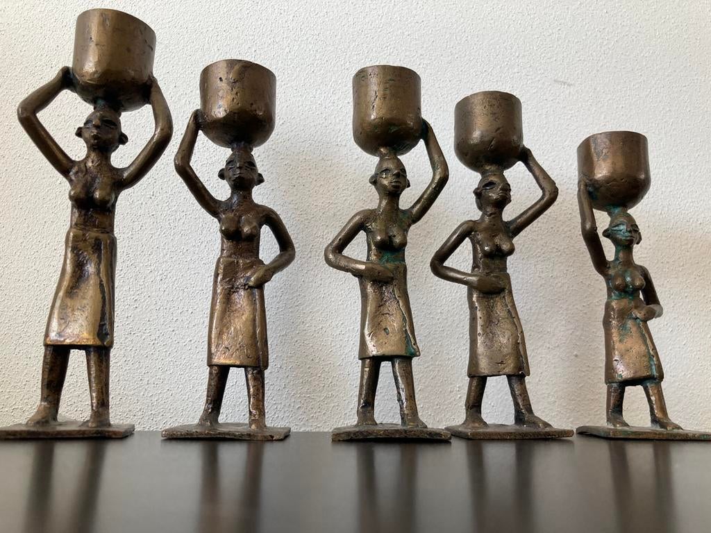 Vintage Benin-stijl Afrikaanse vrouwenfiguren met mand, Minder dan 20 cm, Ophalen of Verzenden, Brons, Beeld
