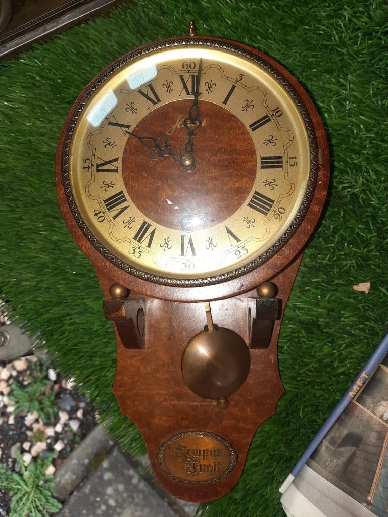 Antieke wandklok met 'Tempus Fugit' inscriptie, Ophalen of Verzenden