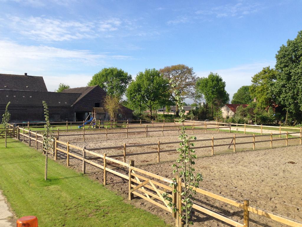 Omheining, afrastering, weideafsluiting, poorten, hekken, Stalling, 4 paarden of pony's of meer