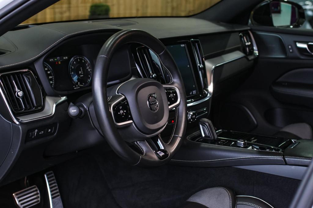 Volvo V60 2.0 T8 Twin Engine AWD R-Design *Pano*H/K*Head-Up*, Automaat, Gebruikt, Zwart, 4 cilinders