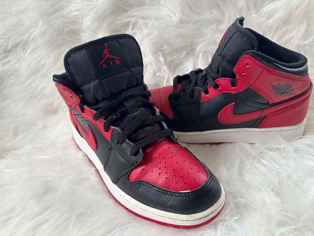 Nike Air Jordan 1 Mid Bred - Maat 39 - Klassieker!, Kleding | Dames, Schoenen, Ophalen of Verzenden, Gedragen, Sportschoenen