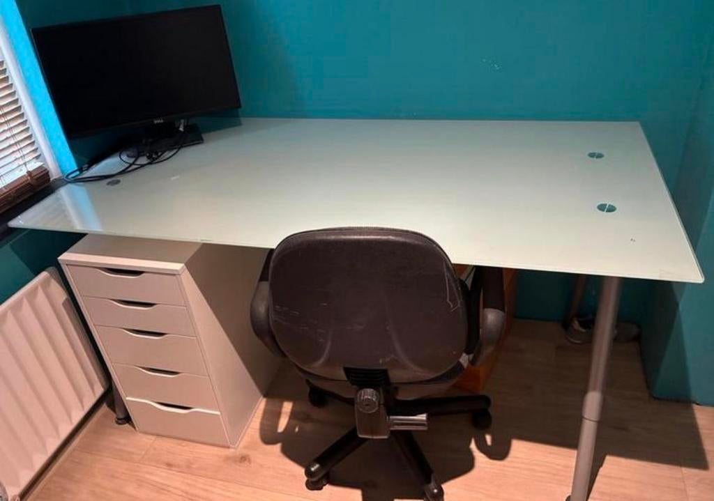 Bureau met glazen blad, bureaustoel en ladekast, Huis en Inrichting, Bureaus, Ophalen, Opbergruimte, Zo goed als nieuw, Computerbureau