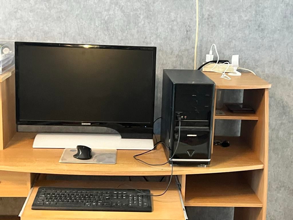 Complete computer set met bureau en software, Ophalen, Gelezen, Overige onderwerpen