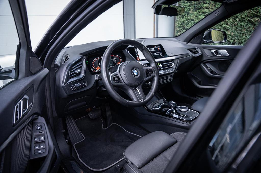 BMW 1 Serie 118i Executive AUT8|Camera|Carplay|LED|Sfeerverl, Auto's, Stof, Gebruikt, Zwart, Origineel Nederlands
