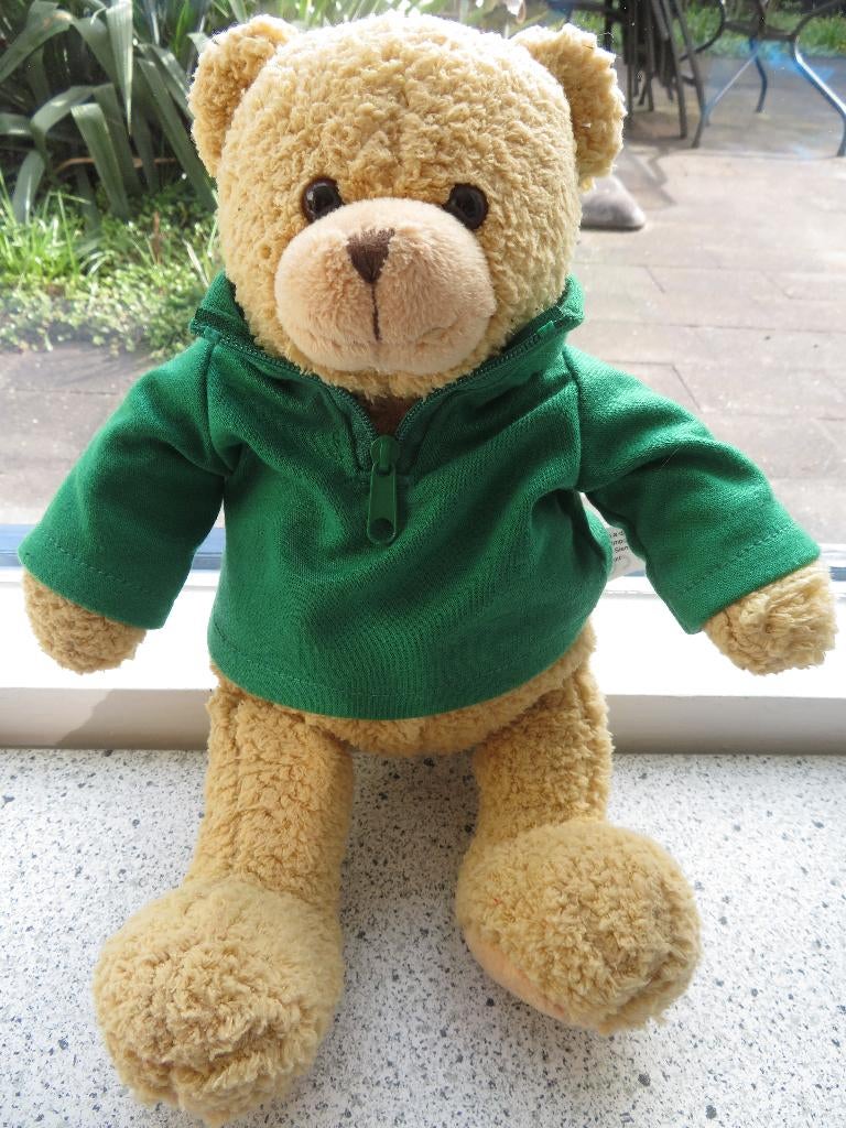 Beer in groen shirt merk Reeko Design meet ca 32 cm, Ophalen of Verzenden, Zo goed als nieuw, Beer