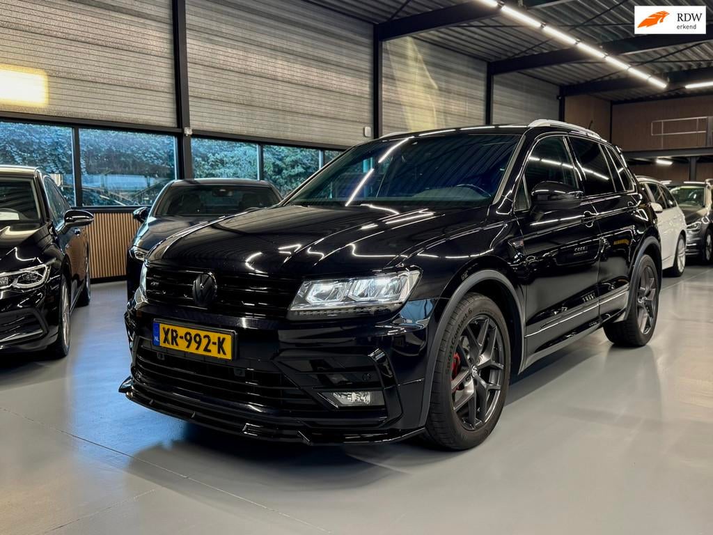 Volkswagen Tiguan 1.5 TSI R-line Comfortline Business Pano/L, Auto's, Voorwielaandrijving, Euro 6, 4 cilinders, Zwart