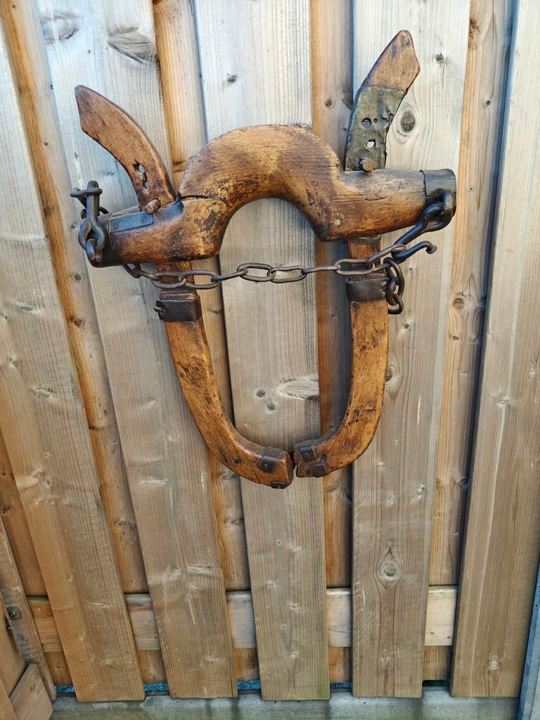 Antiek houten paardentuig, Ophalen