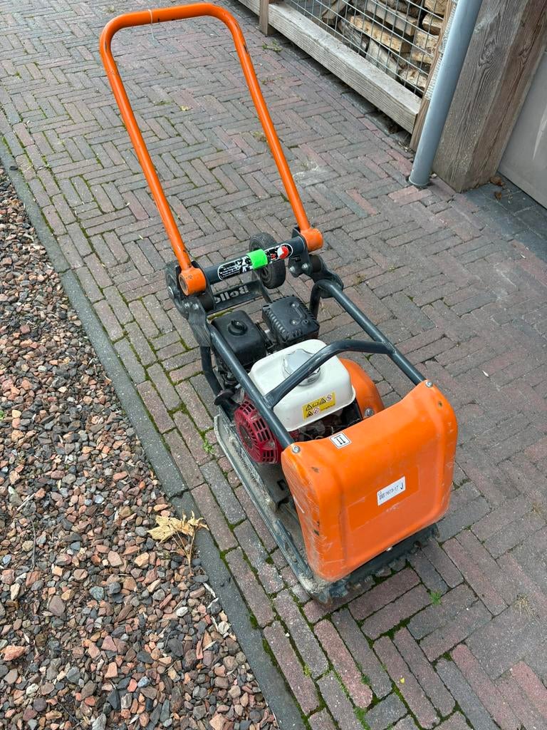 Te huur: trilplaat Belle 16kn, Ophalen, Gebruikt