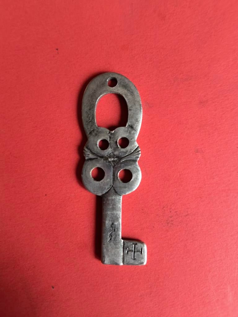 Hanger amulet in de vorm van Antieke sleutel verzilverd ?, Ophalen of Verzenden