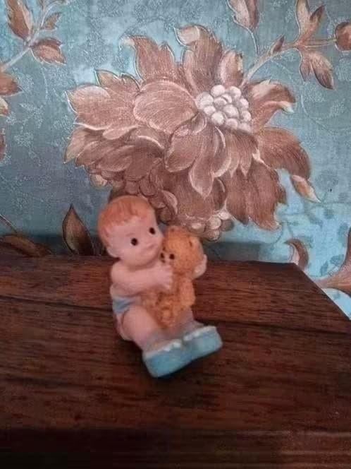 poppenhuis miniaturen polyresin baby met teddybeer nr 5, Ophalen of Verzenden, Zo goed als nieuw, Beeldje of Poppetje