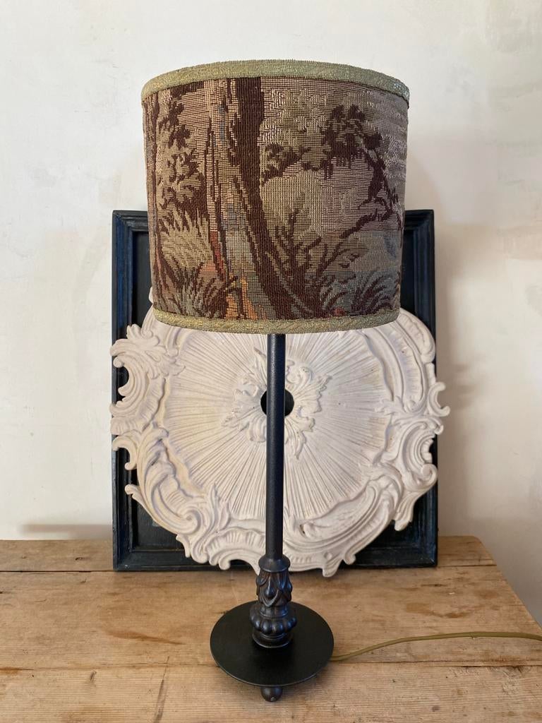 Tafellamp met gobelin lampenkap, Ophalen of Verzenden, Zo goed als nieuw, Klassiek / landelijk / brocante, 50 tot 75 cm