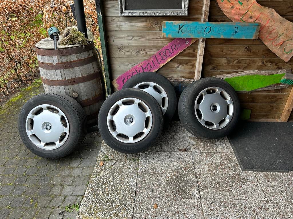 Stalen velgen met wieldoppen en all seasons / 195/65/R15, Ophalen, Gebruikt, 16 inch, Banden en Velgen