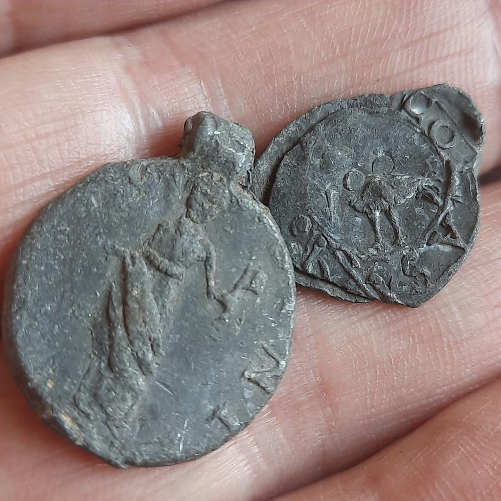 Bodemvondst Friesland: Twee Loodjes met Vrouw en Vogel