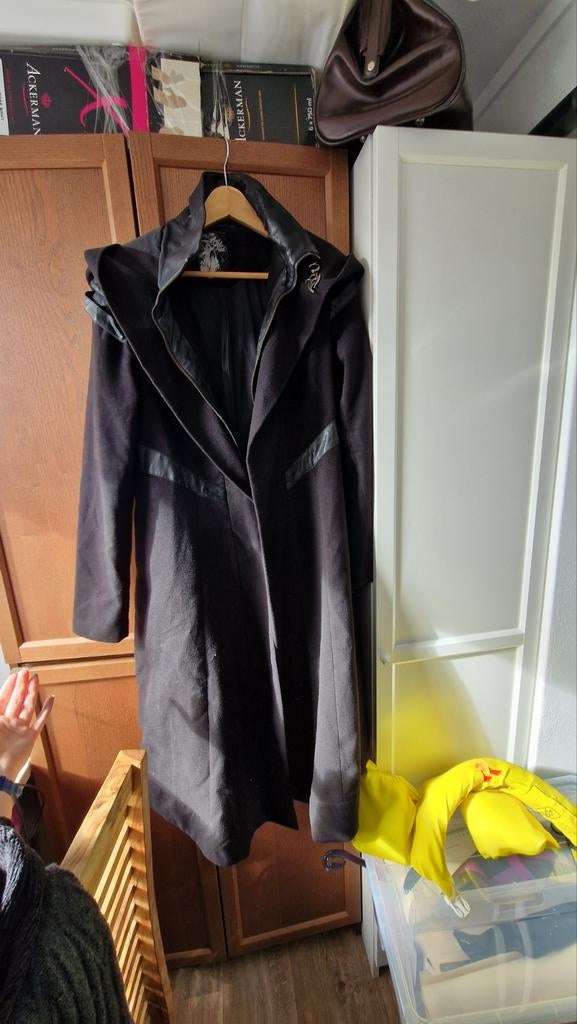 Gratis gothic jas maat m, beschadigd., Kleding | Dames, Ophalen of Verzenden, Gedragen, Maat 38/40 (M), Zwart