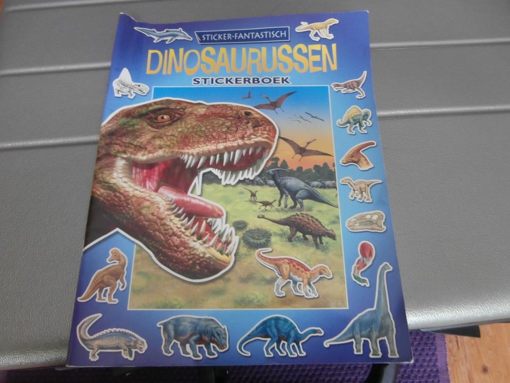 Boek Dinosaurussen Rebo Productions dino sticker tijdschrift, Boeken, Kinderboeken | Kleuters, Gelezen, 5 of 6 jaar, Fictie algemeen
