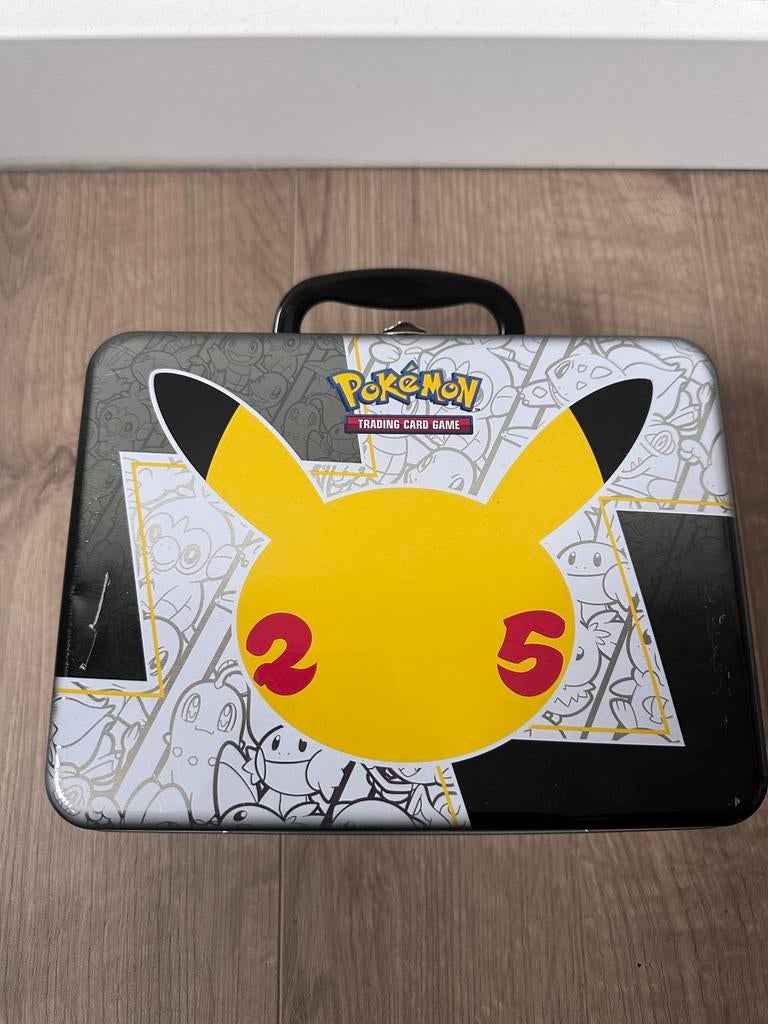 Pokemon 25th anniversary celebrations pokemon kaarten chest, Hobby en Vrije tijd, Ophalen of Verzenden, Zo goed als nieuw