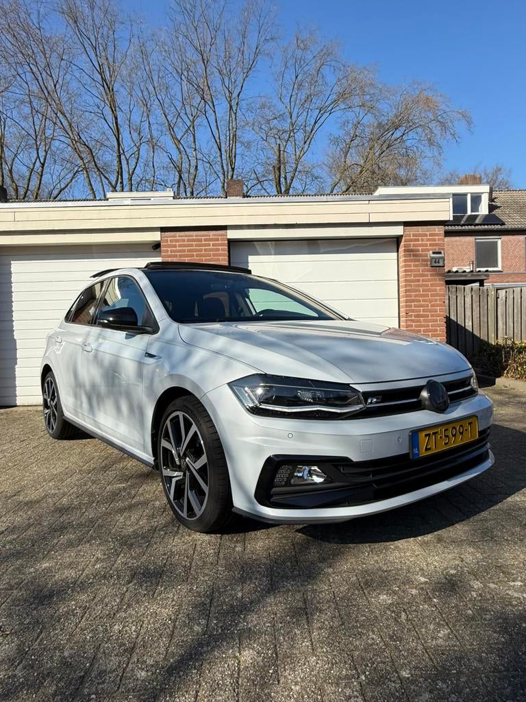 Volkswagen Polo R-Line met Panorama dak en GTI velgen, Auto's, Volkswagen, Voorwielaandrijving, Zwart, Leder en Stof, Wit