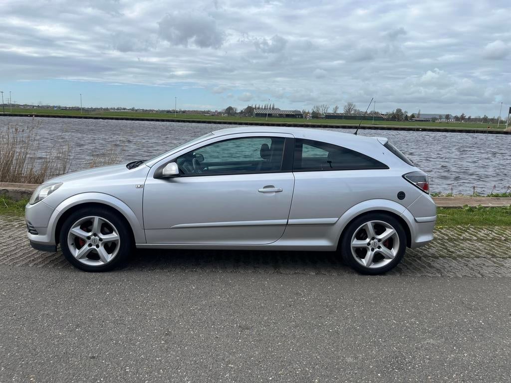 Opel Astra GTC 1.8 16V 2007 Executive LPG-G3 Airco 5-Bak, Auto's, Opel, Voorwielaandrijving, Elektrische ramen, Stof, Zwart